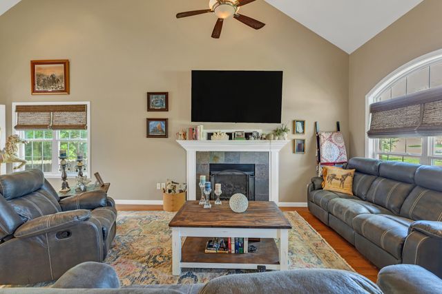 1978 Farmington Ct, Columbia, TN 38401