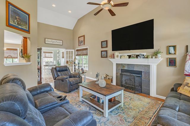 1978 Farmington Ct, Columbia, TN 38401