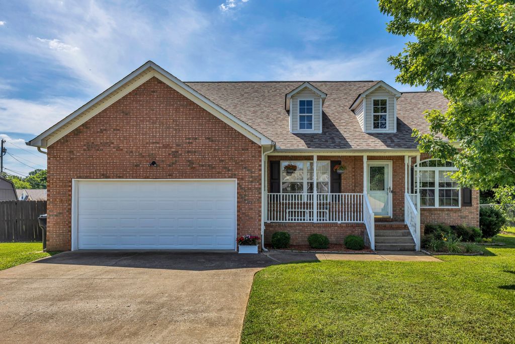 1978 Farmington Ct, Columbia, TN 38401
