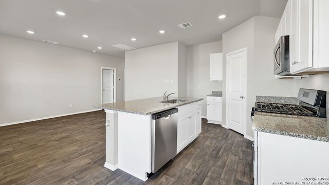 1061 ARGONNE FOREST, Seguin, TX 78155