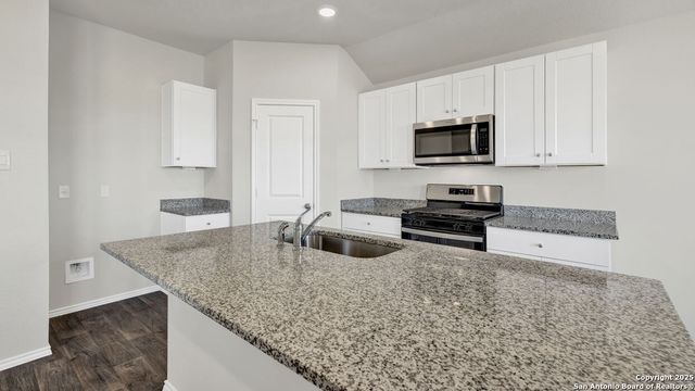1061 ARGONNE FOREST, Seguin, TX 78155