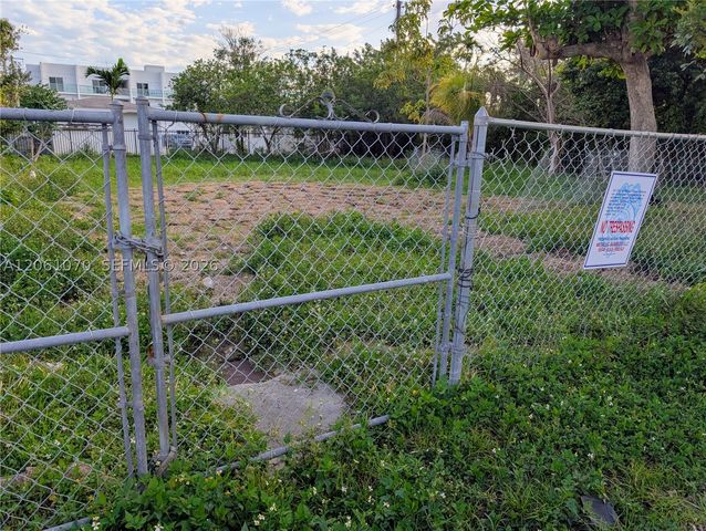 660 NE 86th St, Miami, FL 33138