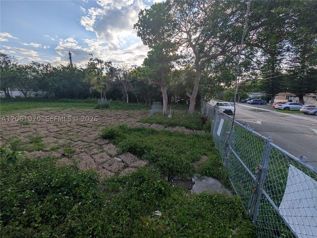 660 NE 86th St, Miami, FL 33138
