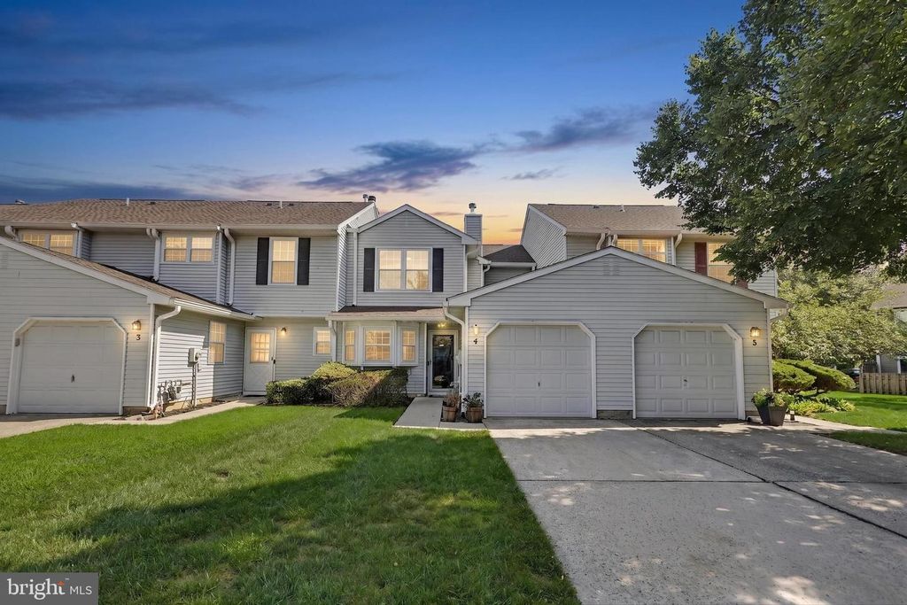 4 FAIRFAX CT, BORDENTOWN, NJ 08505 — exterior