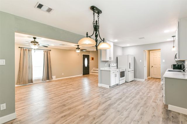 207 Woodvale Drive, League City, TX 77573