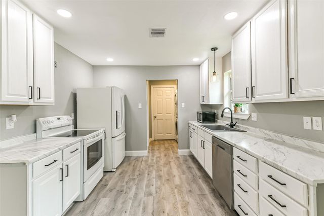 207 Woodvale Drive, League City, TX 77573