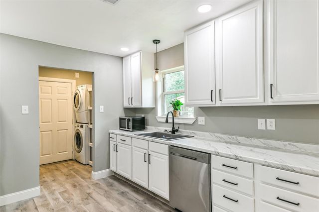 207 Woodvale Drive, League City, TX 77573