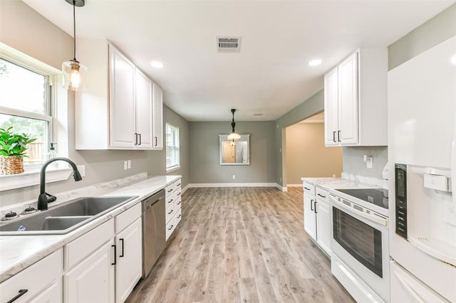 207 Woodvale Drive, League City, TX 77573
