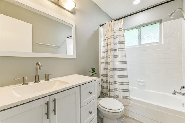 207 Woodvale Drive, League City, TX 77573