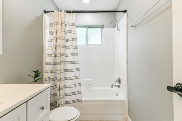 207 Woodvale Drive, League City, TX 77573