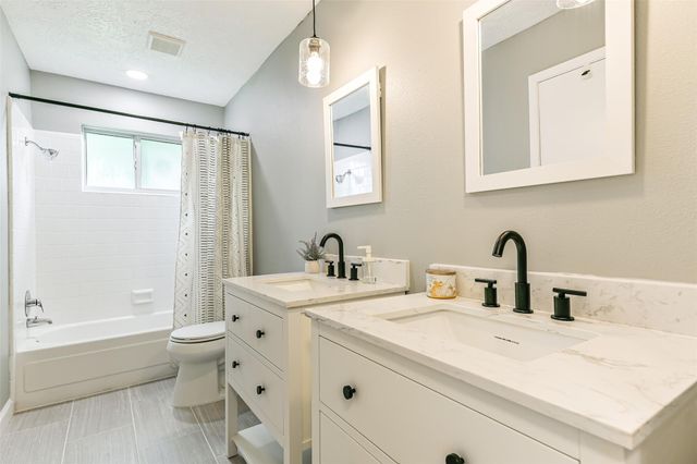 207 Woodvale Drive, League City, TX 77573