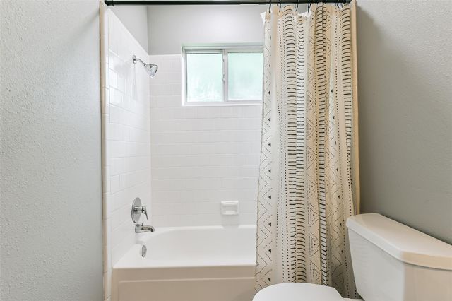 207 Woodvale Drive, League City, TX 77573