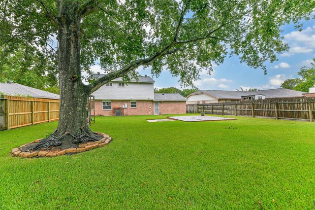207 Woodvale Drive, League City, TX 77573