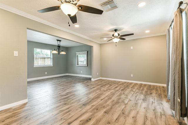 207 Woodvale Drive, League City, TX 77573