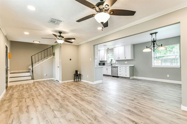207 Woodvale Drive, League City, TX 77573