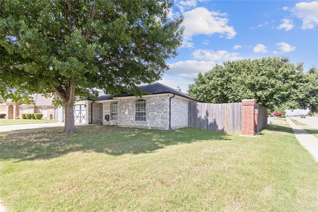 926 Morgan Drive, Burleson, TX 76028