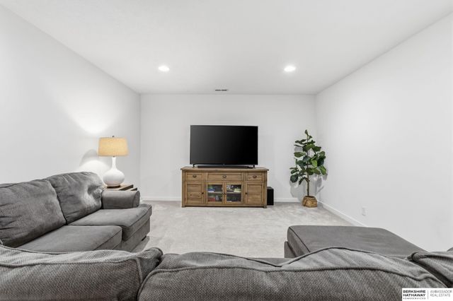 18483 Prestwick Avenue, Omaha, NE 68136