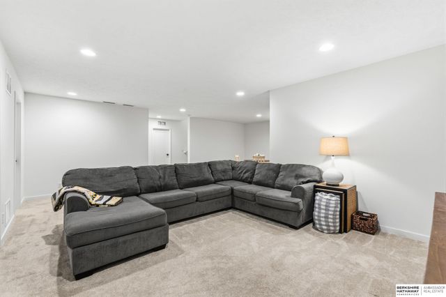 18483 Prestwick Avenue, Omaha, NE 68136