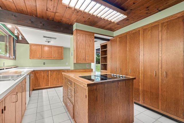 7 Arnold Rd, Wellesley, MA 02481