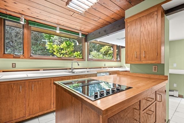 7 Arnold Rd, Wellesley, MA 02481