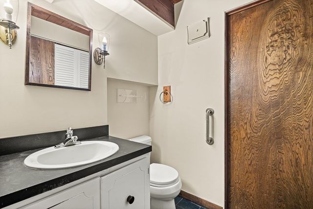 7 Arnold Rd, Wellesley, MA 02481