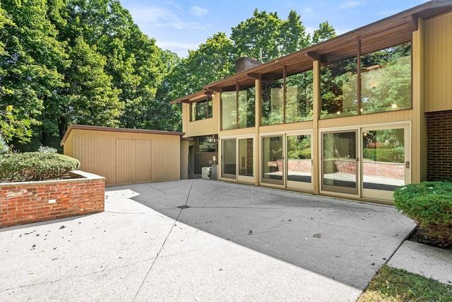 7 Arnold Rd, Wellesley, MA 02481