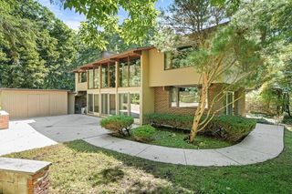 7 Arnold Rd, Wellesley, MA 02481