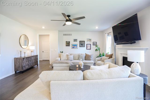 13101 Valencia Drive, Shelby Charter Township, MI 48315