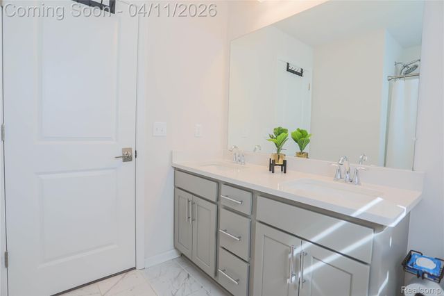 13101 Valencia Drive, Shelby Charter Township, MI 48315