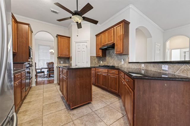 27 Sovereign Way, Conroe, TX 77384