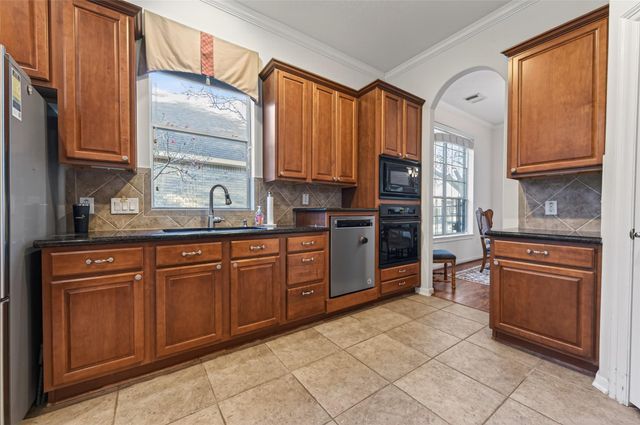 27 Sovereign Way, Conroe, TX 77384