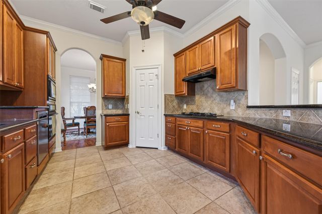 27 Sovereign Way, Conroe, TX 77384