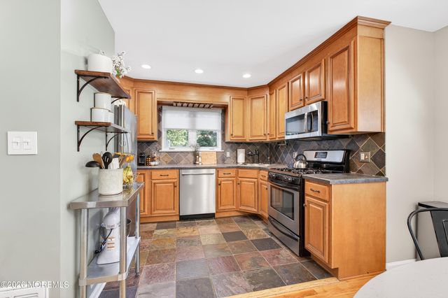 21 Karyn Terrace E, Middletown, NJ 07748