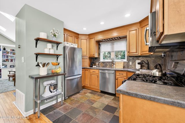 21 Karyn Terrace E, Middletown, NJ 07748