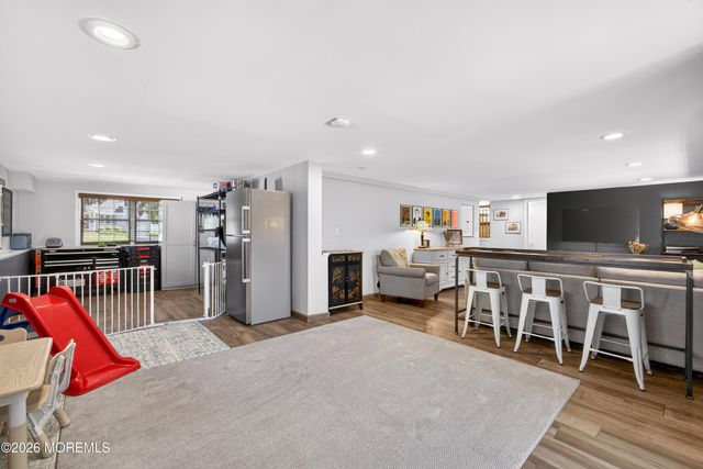 21 Karyn Terrace E, Middletown, NJ 07748