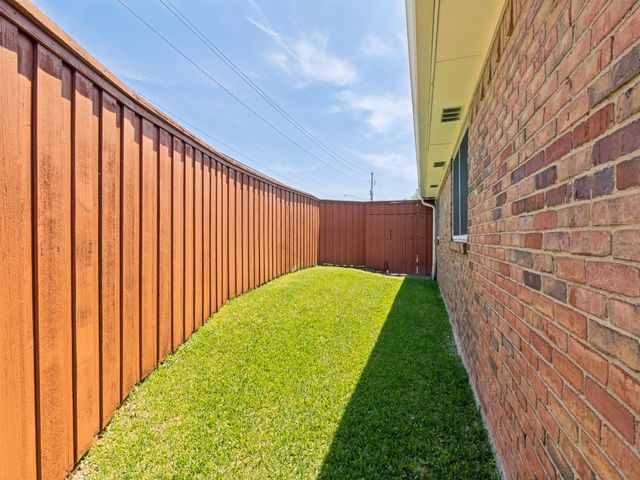 9502 Moss Haven Drive, Dallas, TX 75231
