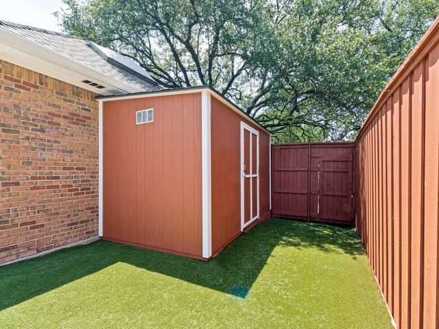 9502 Moss Haven Drive, Dallas, TX 75231