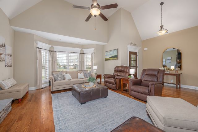 1114 Matheus Dr, Murfreesboro, TN 37128