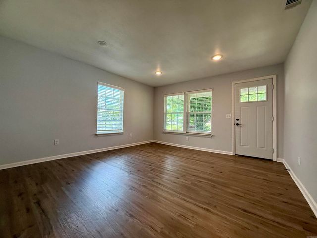 708 W Ashley St, Benton, AR 72015