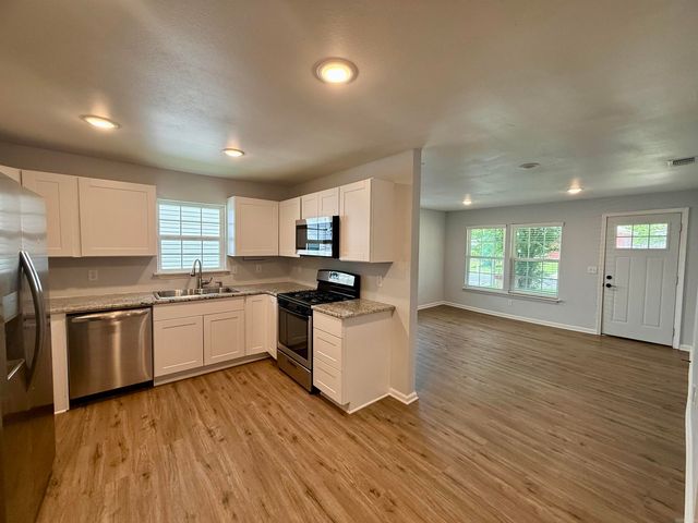 708 W Ashley St, Benton, AR 72015