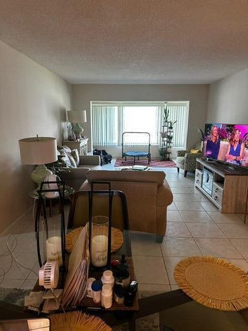 3186 Via Poinciana 306, Lake Worth, FL 33467