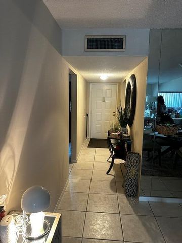3186 Via Poinciana 306, Lake Worth, FL 33467