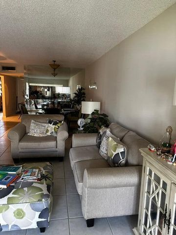 3186 Via Poinciana 306, Lake Worth, FL 33467