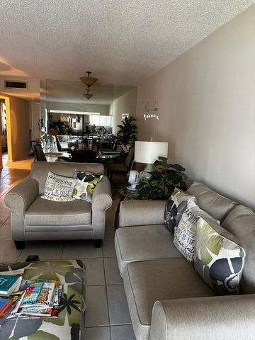 3186 Via Poinciana 306, Lake Worth, FL 33467