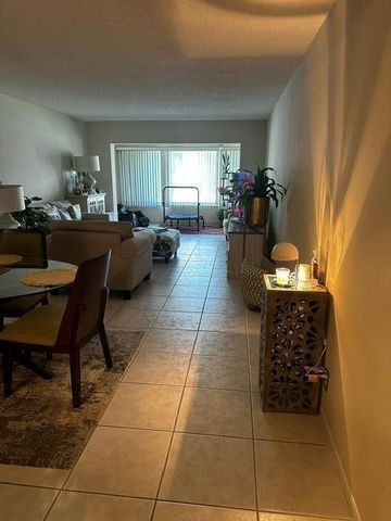 3186 Via Poinciana 306, Lake Worth, FL 33467
