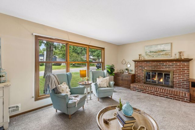 7117 Steepleview Road, Woodbury, MN 55125