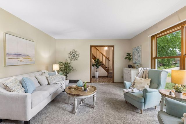 7117 Steepleview Road, Woodbury, MN 55125