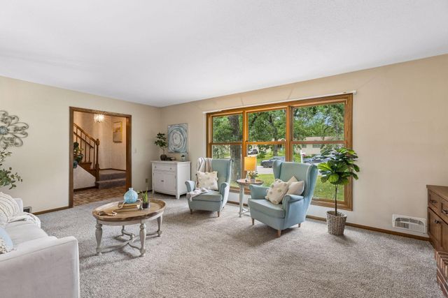 7117 Steepleview Road, Woodbury, MN 55125