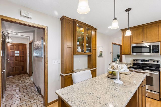 7117 Steepleview Road, Woodbury, MN 55125
