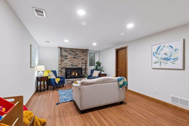 7117 Steepleview Road, Woodbury, MN 55125